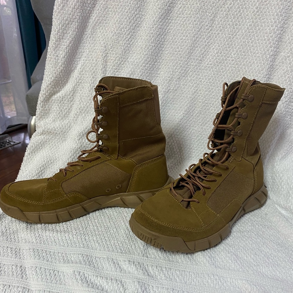 Oakley Boots Men’s size 9 New never worn